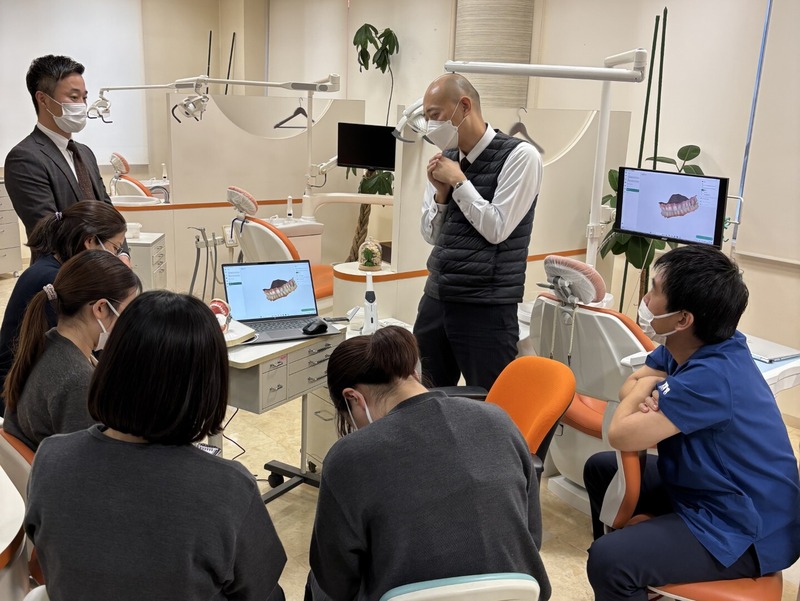 口腔内スキャナーの院内研修の様子